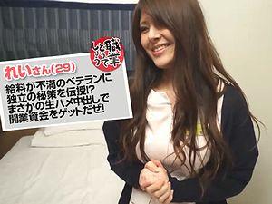 素人エステティシャンの人妻ナンパ！アラサーのスレンダー奥さん！他人棒をフェラ、素股、騎乗位中出しハメ撮り！
