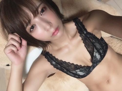 【阿部乃みく】「もう勃起させてるの？♡」ショートカット美少女痴女が濃厚乳首舐めから言葉責め足コキ手コキ♡