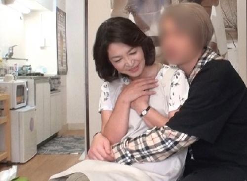 <六十路　美魔女>六十路熟女　還暦レンタルＢＢＡ『あぁぁ…ダメだよ♥』若い男子のチ〇ポに理性を失う！<中出し>