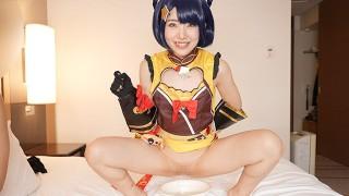 コスプレイヤーがオマンコ丸出しで洗面器に跨っておしっこを放出してしまう