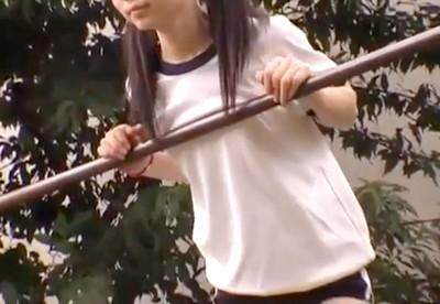黒髪ロリ美少女が公園で乳首や股間を鉄棒に擦りつけてこっそりとオナニーに夢中！