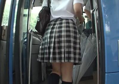 巨乳JKが清楚系美少女な見た目なのにバス内で男子に美乳を見せて誘う！
