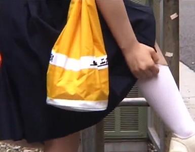 制服の下にスク水を着た美乳なロリ美少女が通学バスで鬼畜痴漢のターゲットになり強姦される！