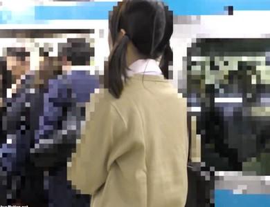 電車内で黒髪ツインテ美少女のミニスカートの中に手を侵入させて弄り倒すガチ痴漢！