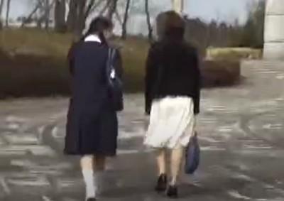 仲良く歩くロリ女子校生と母親の背後から突然襲いかかる鬼畜集団！