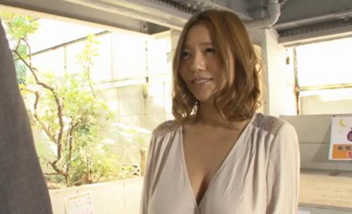 【巨乳】朝のゴミ捨て場で会う奥さんはいつもノーブラで爆乳をチラつかせそれを見るだけが楽しみだったんだけど♡ 西條るり