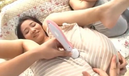 【人妻】ママ友2人ナンパ 着衣で執拗な電マ責め濡れヌレの股間がエロい♡ 生ハメ いぃイクぅ♡ イキまくり奥様