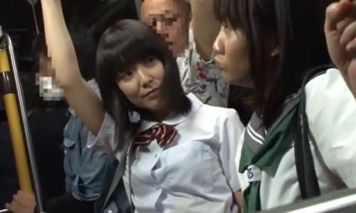 【JK】毎日バスで見かける下校中の美少女2人組に近づき車内でアナル中出しされる友達の姿を見せつける♡ 篠宮ゆり 有本紗世