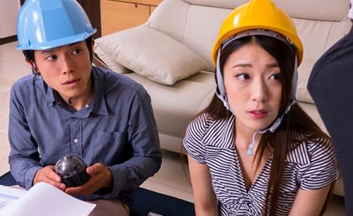 【巨乳】夫婦で新居に引っ越した先のお隣さんのもっこり巨根に釘付けな妻の視線に内心胸騒ぎを覚えていたんです♡ 香椎りあ