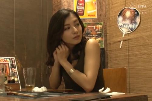 【人妻】三十路のスレンダーな超絶美人奥様を居酒屋でナンパ成功お持ち帰り即ハメ 激しいグラインド騎乗位で中出し♡