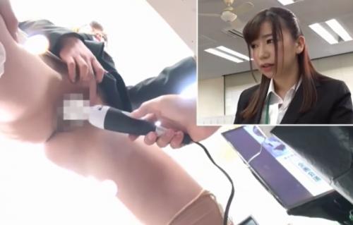 【悶絶】就活生に行われる会社説明会の司会役に任命された女子社員4名 マ○コを弄られながらの業務遂行に悶絶ガチイキ♡