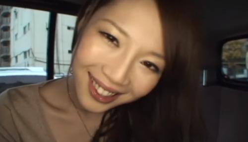 【巨乳】ヘアメイクがお仕事の素人カワイイ美巨乳人妻をナンパで車内即尺フェラからホテルへ なかなかにエロい奥さまです♡