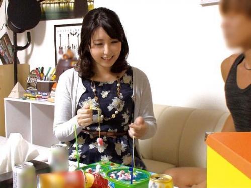 ＜素人ナンパ＞カメラが仕掛かけられているとも知らずナンパ部屋にやってきた浮気妻がイケメンの口説きに堕ちて感じてしまう！