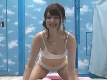 友達同士で素股マッサージしたら興奮してしまいお互い歯止めが利かない状態に…友達同士で生挿入しちゃう！