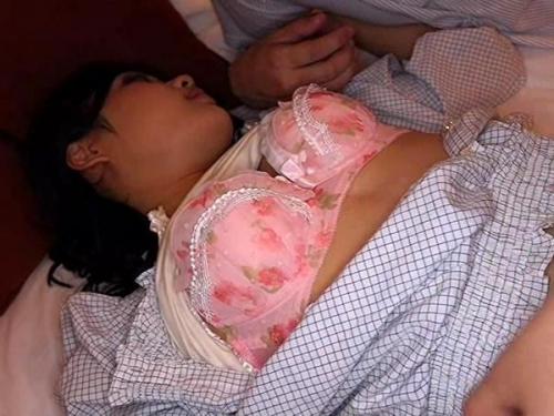 【泥酔昏睡レイプ】繁華街の路地裏にて蹲っている泥●女性を介抱を装いホテルにお持ち帰り！手を出すスリルがやめられない！