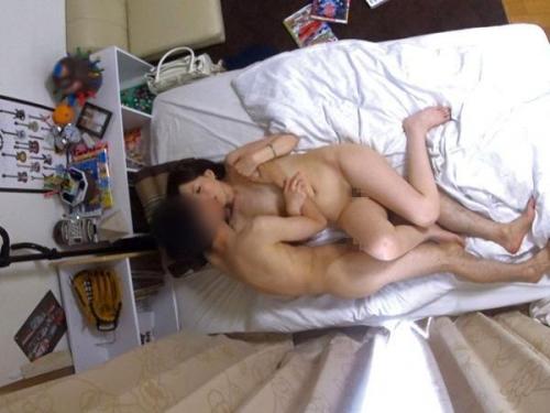 まさかカメラが仕掛かけられているとも知らずイケメンのナンパ部屋にやってきた人妻さんのリアルな浮気現場映像