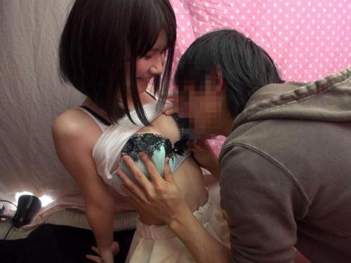 ＜素人ナンパ＞可愛い巨乳お姉さんが女子にモテナイ君のお悩み相談！モテナイ君の濃厚おっぱい舐めで素人娘のスイッチオン♡