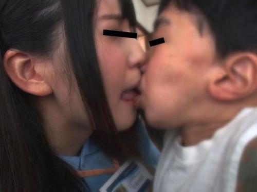 ご飯の口移し、おしっこ、お風呂！にしくんは障害者！障害を利用してエロいことをしてやろう！女子大生の可愛い子がいた！