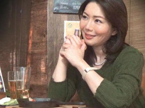 若い男に口説かれて満更でもない表情、主婦と女の間で揺れ動く心の機微！盗撮だからこそ見えてくるリアルなイマドキ人妻