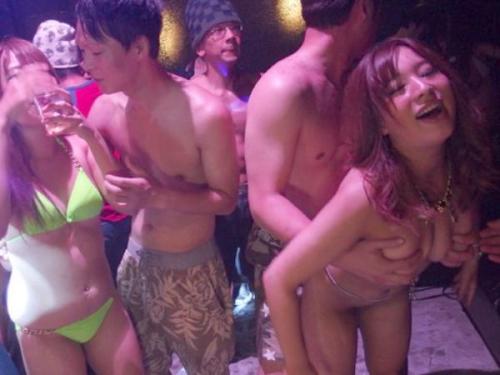 媚薬の泡パーティでテンションあがって中出しされても関係なし！巷で大流行の全身泡まみれで踊るクラブイベントに潜入！