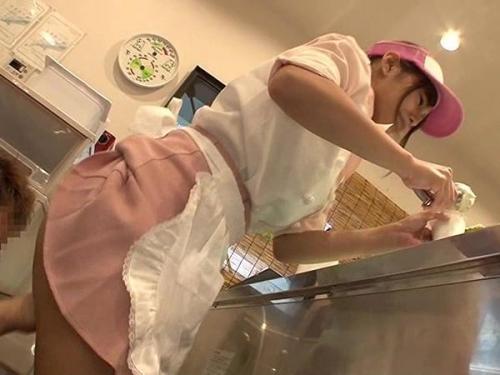 ＜本物レイプ＞顔を紅潮させながら感じまくるバイト娘！店内羞恥で辱められ、仕事も忘れて生SEXの快楽に溺れていく