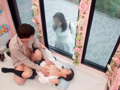 ＜素人ナンパ＞再婚してできたお父さんと娘の秘密！初めて娘の身体に触れ興奮した義父が…母親の目の前で女子高生に生中出し