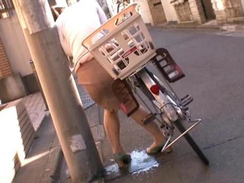 ＜本物レイプ＞人妻を襲うだけでは飽き足らず、リモバイを挿入し貞操帯を装着する男！そして貞操帯を外されると...