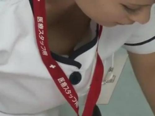 ＜本物レイプ＞胸チラしているのに気付かず働く担当看護師！献身的に働くナースの胸元は意外に隙だらけで胸チラ