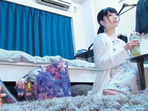 ＜素人ナンパ＞ゲームで負け勝手に脱ぐ男に爆笑！何度諭すもアレ丸出し全裸ハグ！冗談キス→抵抗ナシなので喘がせ挿入！