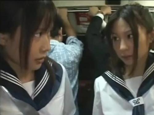 ＜ガチレイプ＞抵抗しても体を触りまくる痴漢師！抵抗しても自分の身体を触りまくる痴漢師！友人も同様に痴漢され…