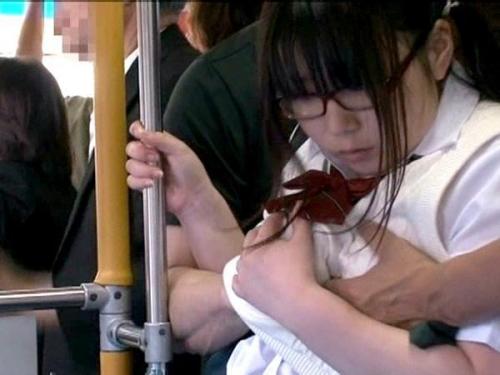 ＜ガチレイプ＞美少女のマ●コとアナルの2つの穴を同時襲撃する痴漢師！嫌がる手を払いのけイジりまくられ、拒みながらも湿っていくマ●コ！