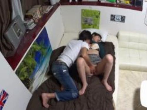 《熟女ナンパ》イケメンが熟女を部屋に連れ込み非日常的な雰囲気で他人チンポ許可！流され中出しで着床記念！？