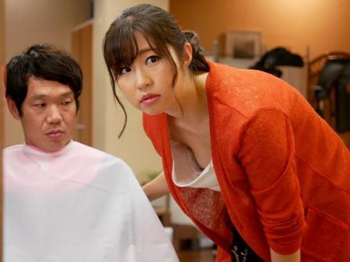 ＜ガチレイプ＞見えているとも知らずに笑顔で接する背徳感満載の状況に興奮必死！美人店員がまさかの胸チラ！