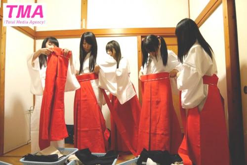 ＜巫女ロリ女子校生＞エッチなことに興味津々のロリ美少女女子校生が巫女さん体験で中出し大乱交