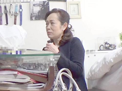 ＜熟女ナンパ＞もうすぐ還暦のおばさんが若い男と部屋で二人きりなだけでマン汁しっかり濡れ濡れに♡久しぶりの本気セックス！
