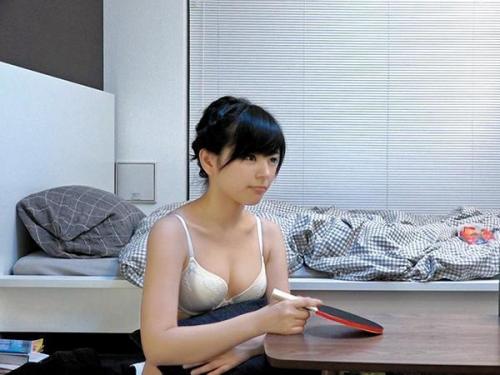 ＜素人ナンパ＞冗談で泊りに誘うナンパ師を…！貞操を守ろうとするも脱衣卓球で負けて巨昼もブラジャー姿に…