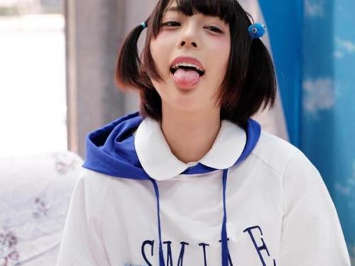 そんな可愛さには男優のピストンもゆるめることモ出来ない！おちん○んの形したアメを舐めてもらい美少女をムラムラさせたら…