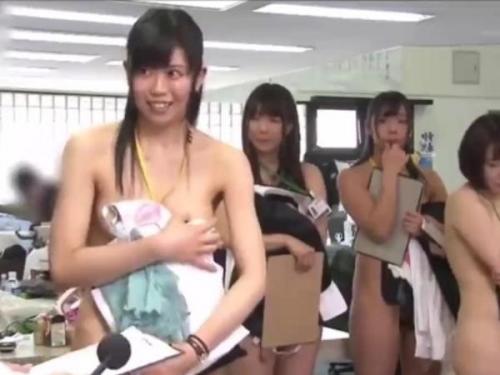 男子社員のいるフロアで丸裸になり検査がスタート！？健康状態を多くの人に確認してもらい健康を守るための公開健康診断