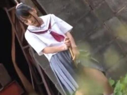 ＜ガチレイプ＞美少女たちが‘危ない快感’に…セーラー服女子高生が人目も気にせず自慰に没頭！