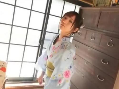 スタイル抜群なエロボディを持つ天使もえちゃんが浴衣や和装、制服などコスプレに着替えてエロい格好で誘惑♡