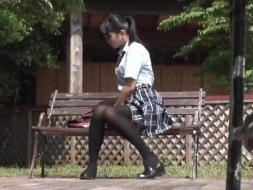 ＜ガチレイプ＞女子校生の野ション尻に我慢できず媚薬を塗ったチ○ポで即ハメ！トイレが使えずに野外でオシッコをする女子○生！