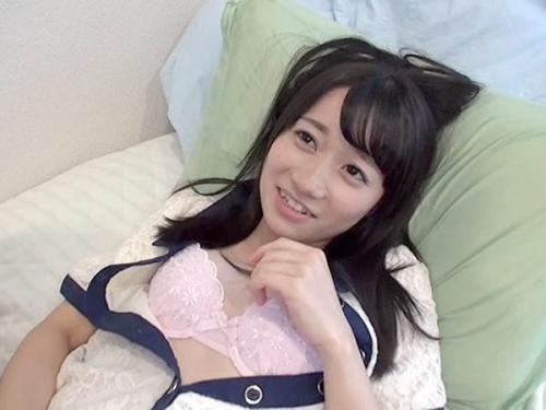 ＜素人ナンパ＞パンティ素股で女子大生のクロッチは恥ずかしい汁でぬるぬる！ナマですり合わせているとつるんと入って…