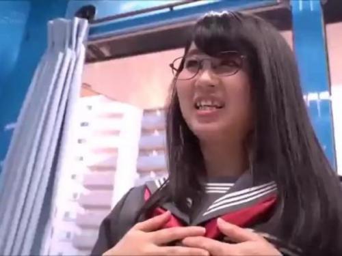 ＜素人ナンパ＞パンツが染みてきた所でチ○ポを出すと「彼氏に悪い」と言いつつも…彼氏大好きな地味女子校生が…
