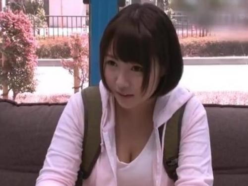 ＜素人ナンパ＞はじける笑顔！ぷっくり浮き出るおマ○コ愛撫で痙攣するほど感じまくる若妻が恥かし体位で激イキ浮気セックス！