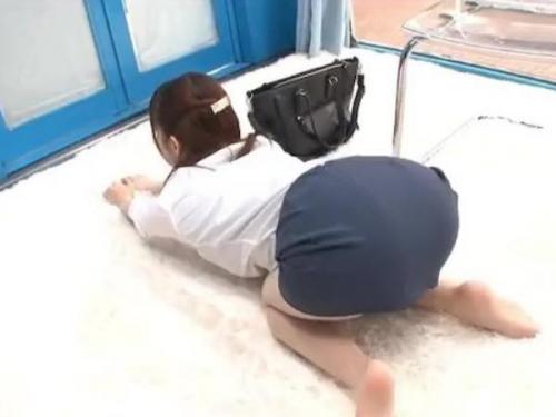 ＜人妻ナンパ＞オフィス街を行くタイトスカートも眩しいスーツ姿のOLたちに会社でも簡単に出来る新ストレッチ＆マッサージを無料体験