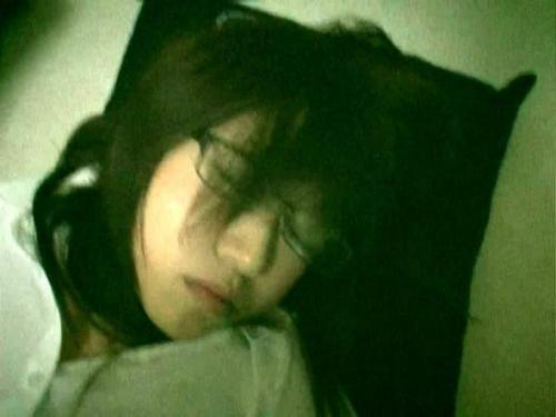 ＜ガチレイプ＞推定25歳、OL性は、睡眠薬入りとは気付きもせずに冷蔵庫の水を飲み昏睡！男性による凌辱レイプ盗撮映像