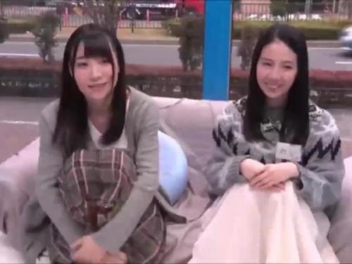 ＜素人ナンパ＞目の前に突然現れたデカチンに興味津々！素人女子大生へのアンケート中に突然乱入したデカチン男優！