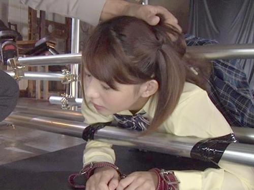 ＜拘束レイプ＞倉庫の中で手足を鉄管で拘束されている少女！男たちに買われて調教される彼女は館員性サイトの見世物に…