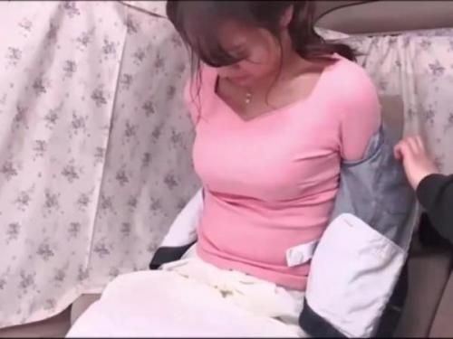 ＜人妻ナンパ＞奥さんに声をかけて車の中でパンティチェック♡美人奥さんに声をかけ旦那じゃない男の前で本性をさらけ出す！