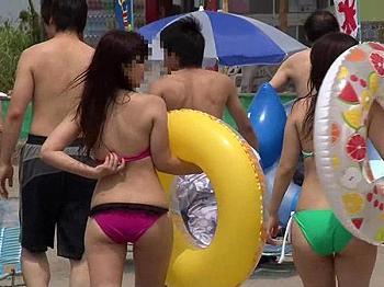 ナンパ待ちをしていたビキニギャルが海の家でレイプされる衝撃映像！ゴム無し欲望のままハメられる凌辱セックスで中出し